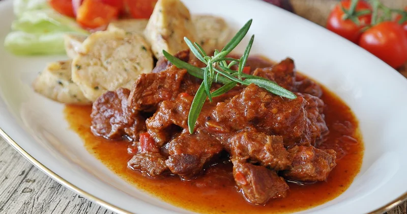 Les plats où le vin de château apporte un avantage réel